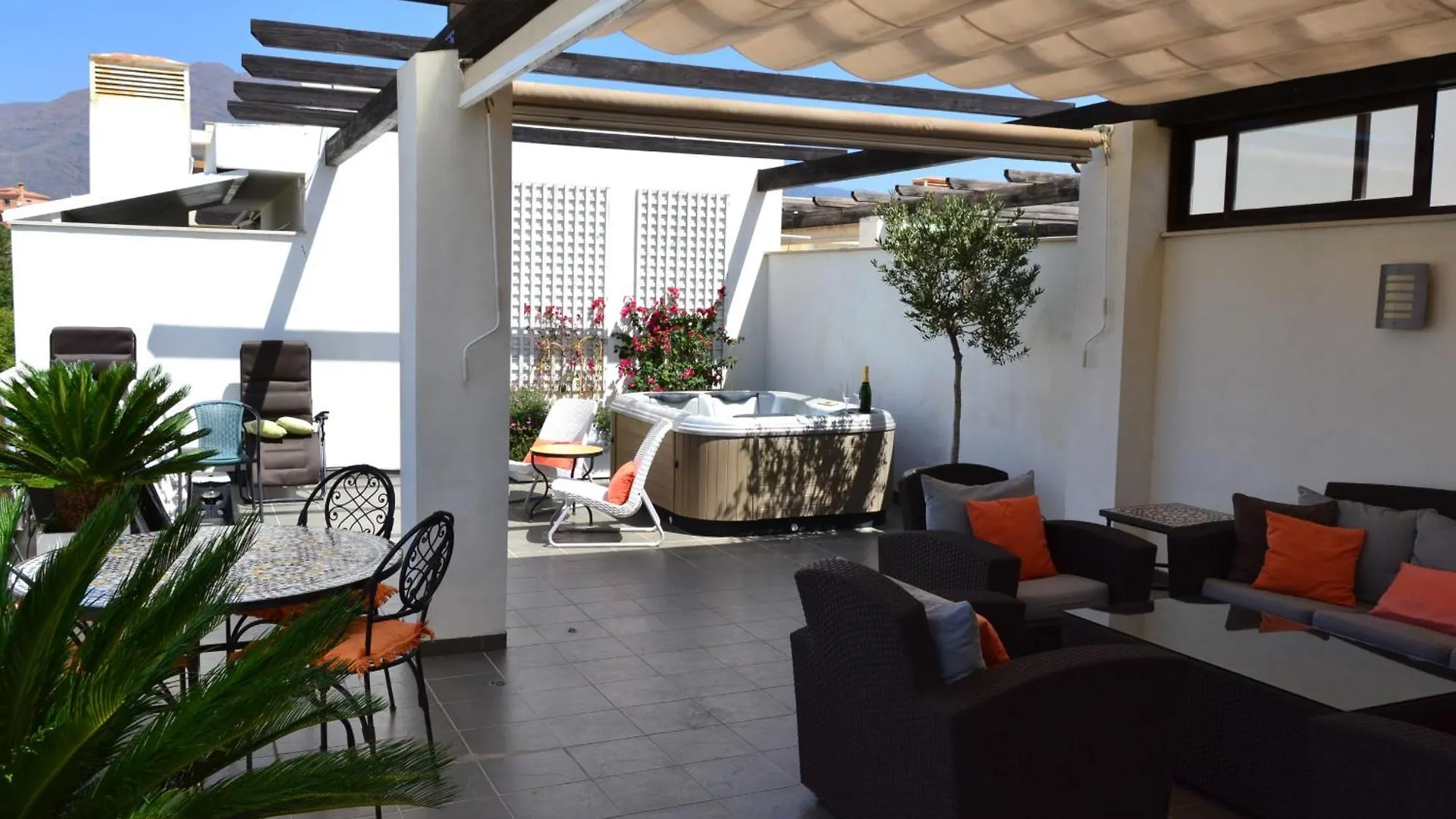 Rsh14A - Terrace With Hot Tub And Fantastic Views Lägenhet Estepona Spanien